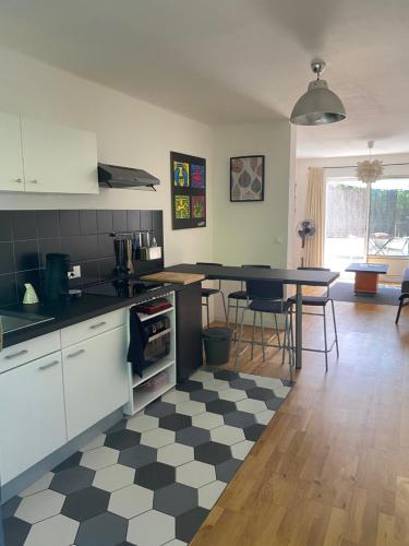 Grand studio de 38m2 et cour indépendante de 25m2 dont wifi et Netflix
