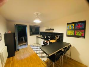 Grand studio de 38m2 et cour indépendante de 25m2 dont wifi et Netflix