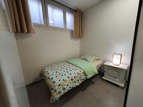 Grand studio Gravelines centre , 5 mn du cnpe et de la plage, absence de chambre privative