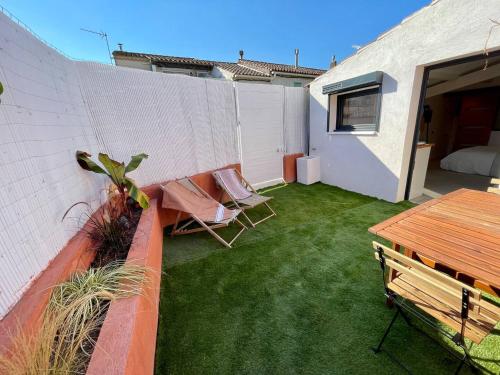 Grand studio rénové de style bohème chic, avec patio & au coeur du village