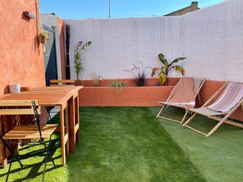 Grand studio rénové de style bohème chic, avec patio & au coeur du village
