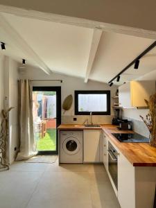 Grand studio rénové de style bohème chic, avec patio & au coeur du village