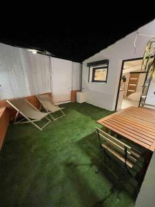 Grand studio rénové de style bohème chic, avec patio & au coeur du village