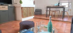 GRAND T2 COMPLETEMENT RENOVE HYPER CENTRE BANDOL