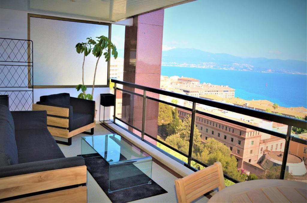 Appartement Grand T2 STANDING AJACCIO Proche centre et plages VUE PANORAMIQUE PARKING PRIVE U Palazzu Bât B . 4 Rue Maurice CHOURY . Ajaccio 20000 Ajaccio