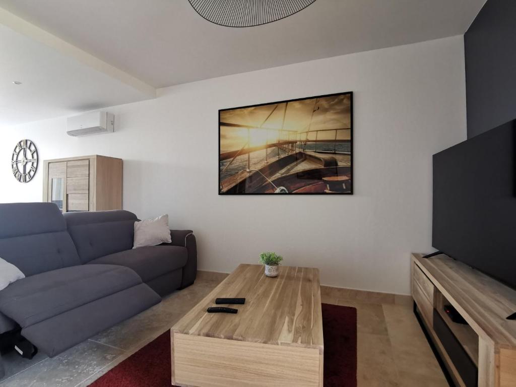 Appartement Grand T3 85 m2 situé à 15 min à pied des plages Résidence les Roches Bleues, Bâtiment A1, 1er étage 98 Avenue Raimu 83220 Le Pradet