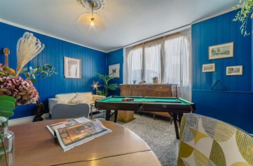 Grande chambre parentale coté jardin, coeur de village avec SDB et WC privatif