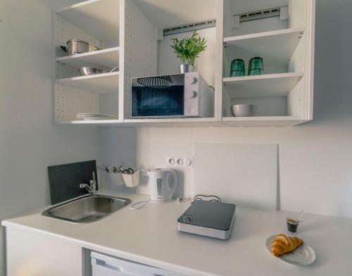 Grande chambre parentale coté jardin, coeur de village avec SDB et WC privatif