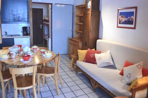 Granges 31 - DUPLEX 6PERS PIED PISTES DOMAINE ALPE D'HUEZ