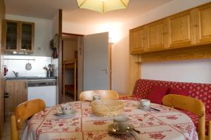 Granges 8 - BEL APPT 4P AU PIED DES PISTES DOMAINE ALPE D'HUEZ