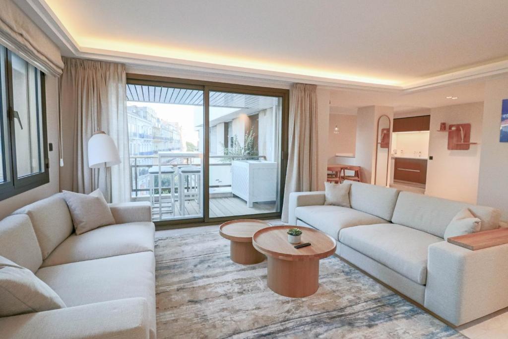 GRAY Renovated luxurious apartment located in Cannes 64t Rue d'Antibes, 06400 Cannes