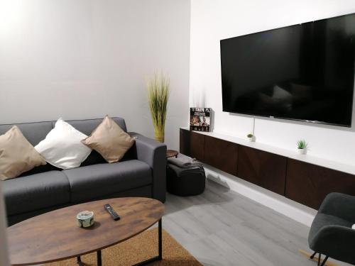 Great bright and spacious apart + private parking