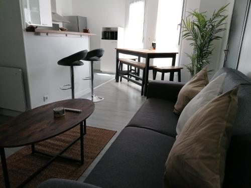 Great bright and spacious apart + private parking