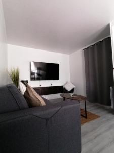 Great bright and spacious apart + private parking