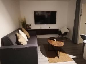 Great bright and spacious apart + private parking