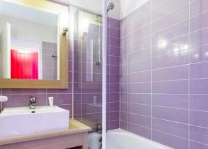 Great condo between golf course and beach