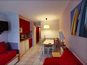 Great condo between golf course and beach