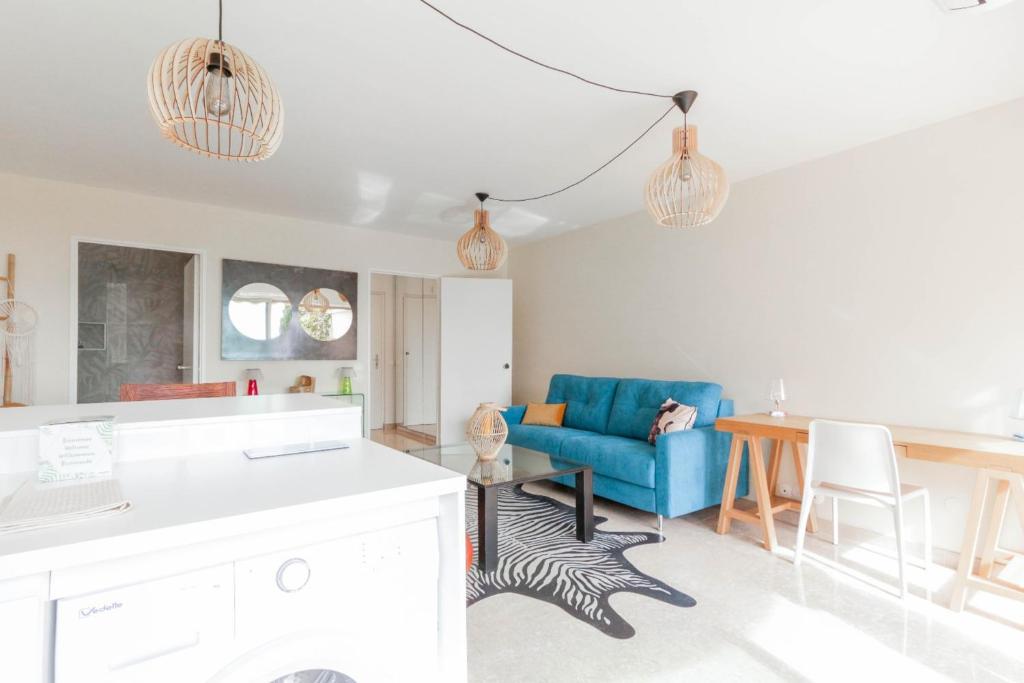 Great studio SEA VIEW and ACCESS Swimming pool AC and Parking - Benakey 99 Avenue du Docteur Raymond Picaud Résidence Alga Marina, 06150 Cannes