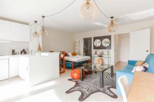 Great studio SEA VIEW and ACCESS Swimming pool AC and Parking - Benakey