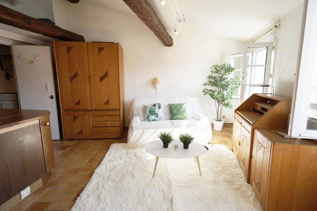 Appartement GregBnb-com - Centre ancien - CLIMATISÉ - T2 Mezzanine - 6eme étage 5 rue anatole france 83000 Toulon