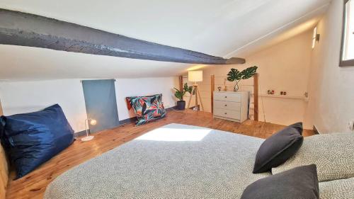 GregBnb-com - T2 CLIMATISÉ Mezzanine - Atypique - Centre Ancien