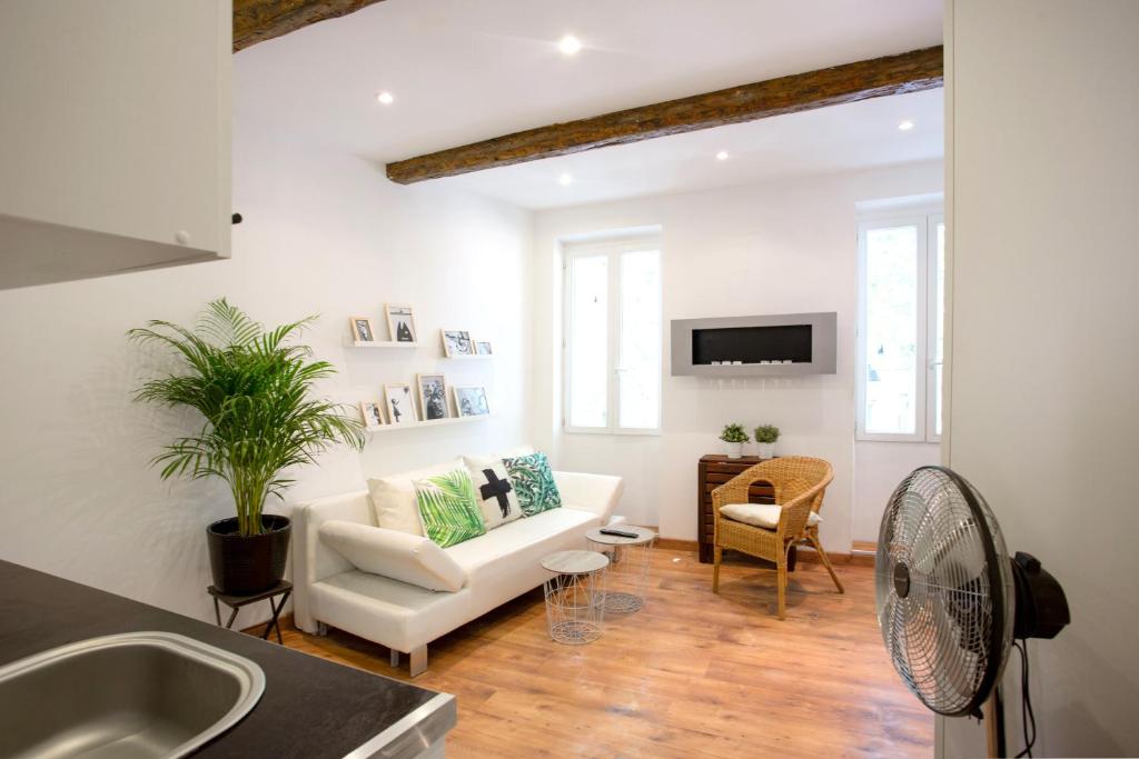 Appartement GregBnb-com - T2 Cosy et design - PARKING INCLUS - WiFi - 15min Gare 20 Place Martin Bidoure 83200 Toulon