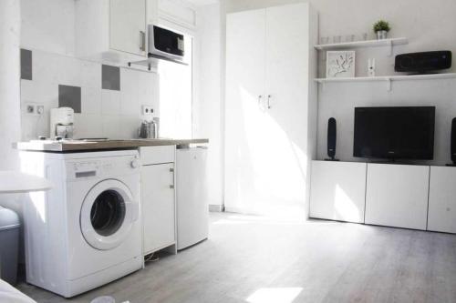 GregBnb - Studio Terrasse - PARKING INCLUS - CLIMATISÉ - 15min Gare