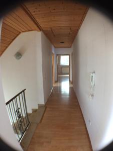 Große 5 Zimmer Whg , 4-5 Bedrooms flat, big living Kitchen, Wlan Smart TV, Hotbird Eutelsat u Astra Satellite TV, between Frankfurt & Wiesbaden, A66 & A3, many parking places