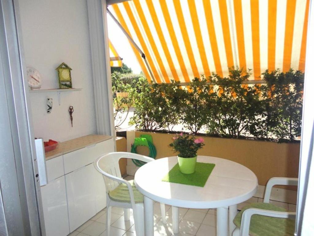 Große moderne Ferienwohnung in bester Bodenseelage l 1 Minute zum Bodensee l 2 Zimmer l Vollausgestattete Küche l Sonnenbalkon l WLAN l Willkommen im Apartment Güttingen