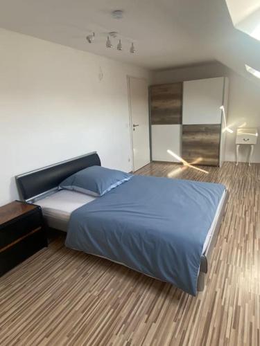 Große & schöne, neu renovierte Dachgeschosswohnung