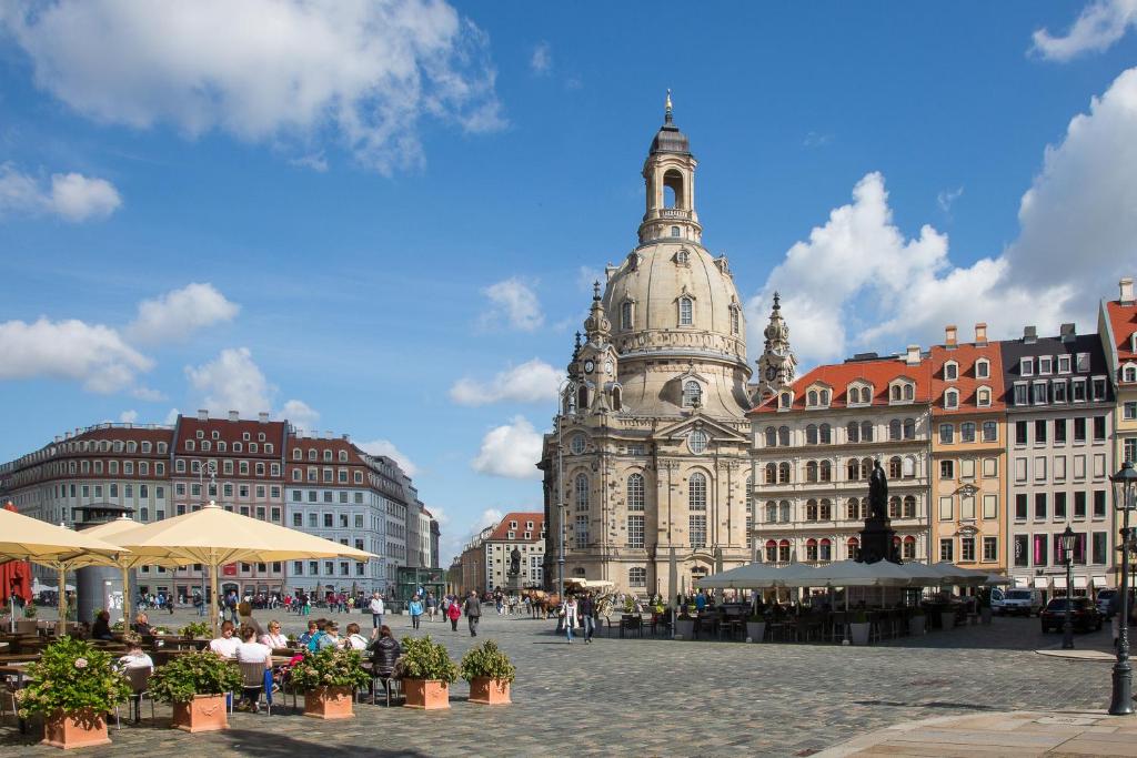 Großes Apartment im Zentrum von Dresden, 2 Schlafzimmer, 2 Bäder, Balkon Schützengasse, 01067 Dresde