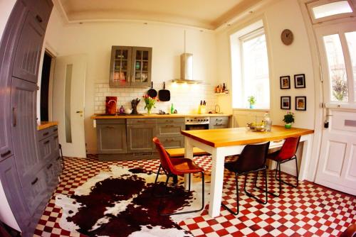 Großzügige 185m2-Altbauwohnung in Bestlage 7Zimmer-2Bäder-2Küchen-2WCs