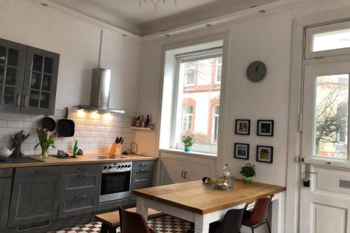 Großzügige 185m2-Altbauwohnung in Bestlage 7Zimmer-2Bäder-2Küchen-2WCs