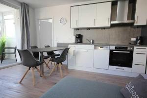 Grosse-Ferienwohnung-3-mit-Meerblick-und-Strandkorb-im-Haus-Seeluft-Duhnen