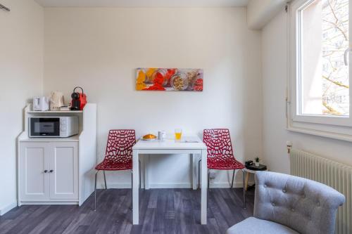 GuestReady - Central studio with lake view