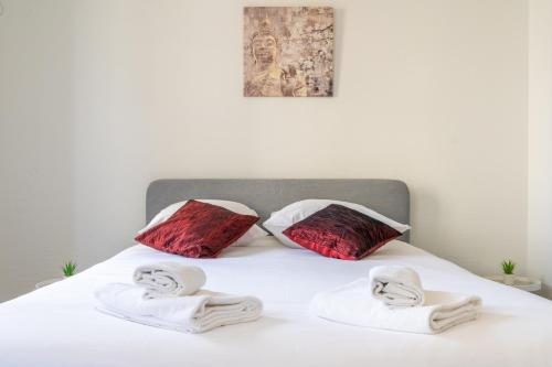 GuestReady - Central studio with lake view