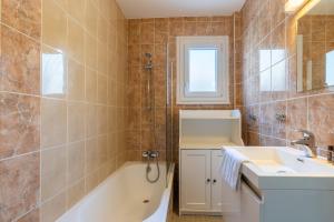 GuestReady - Central studio with lake view
