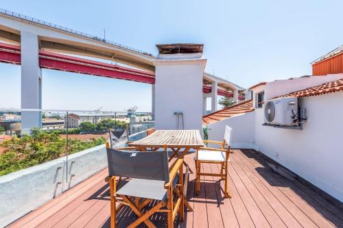 GuestReady - Family Home w Rooftop in Alcântara