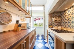 GuestReady - Family Home w Rooftop in Alcântara