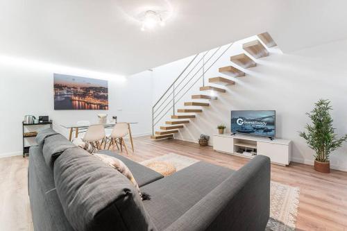 GuestReady - Oporto Spotlight - Left