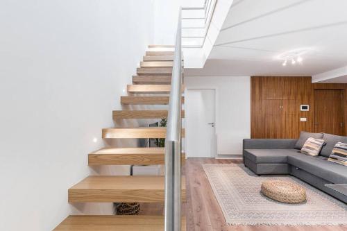 GuestReady - Oporto Spotlight - Left