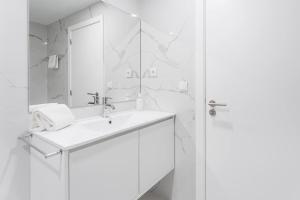 GuestReady - Oporto Spotlight - Left