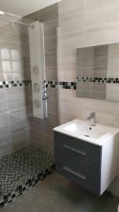 GuestReady - Private Villa with Garden, Pool and Sea View in Cannes