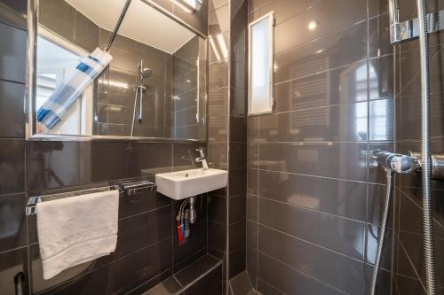 GuestReady - Strategically Central Studio