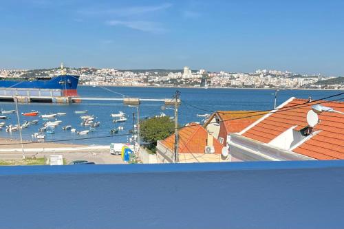 GuestReady - Tagus and Sea View Apt in Trafaria