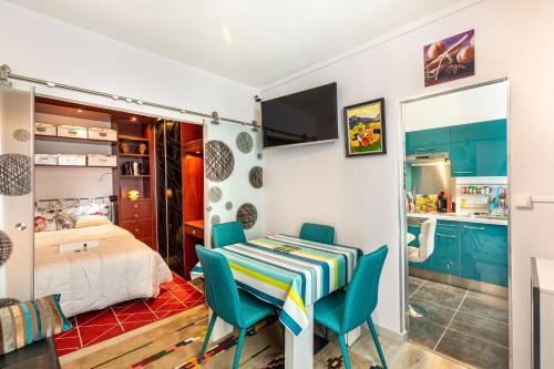 GuestReady - Teal Orchids near Arc de Triomphe