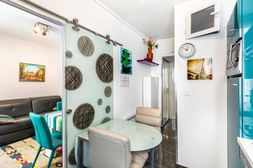 GuestReady - Teal Orchids near Arc de Triomphe