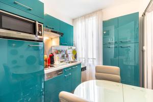 GuestReady - Teal Orchids near Arc de Triomphe