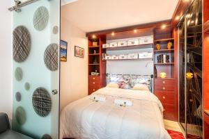 GuestReady - Teal Orchids near Arc de Triomphe
