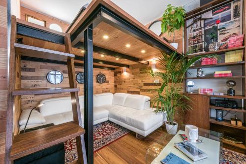 GuestReady - The Suit Lounge